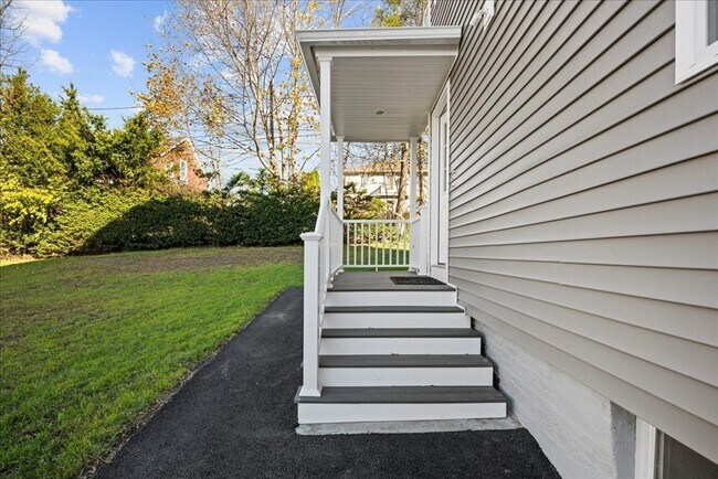 Building Photo - 9 Upsala St