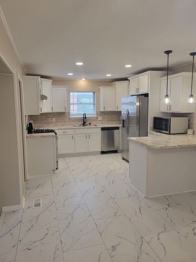 Building Photo - 6615 Blue Bird Dr