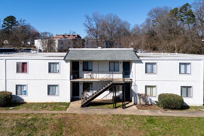 Building Photo - Spacious, affordable two bedroom townhouse just minutes from shopping and dining in Gastonia!