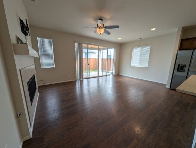 Building Photo - One Story Living in Port Orchard! Large 3 Bedroom Available for Rent!