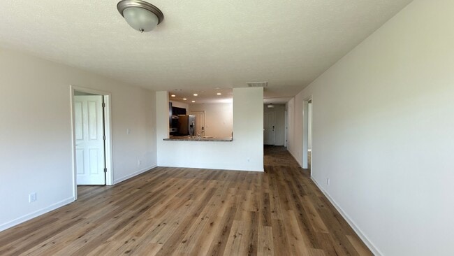 Building Photo - Spacious 3 Bed 2 Bath w/office
