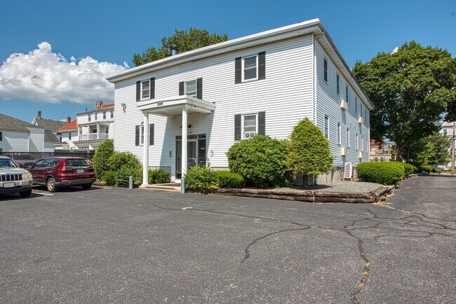 Primary Photo - 1329 Main St