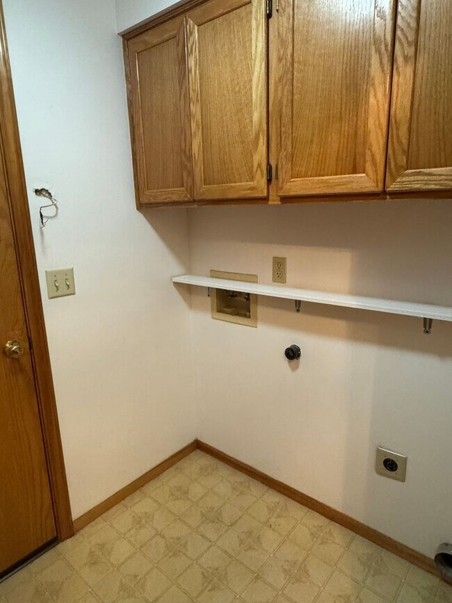 Building Photo - Beautifully landscaped 3 bed/2 bath home in Springfield
