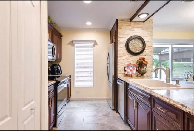 Building Photo - Charming 3BR 2.5 bath Townhome in heat of ...