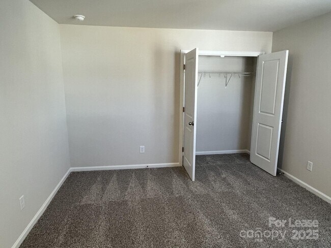 Building Photo - 3863 County Down Ave