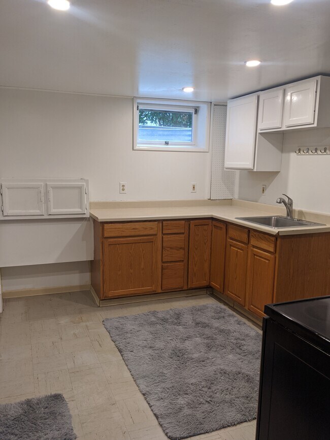 Building Photo - 517 S 13th Ave