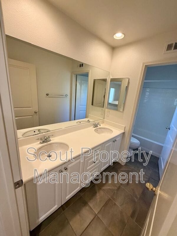 Building Photo - 39877 Worthington Pl
