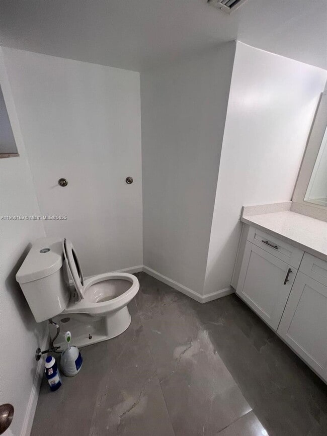 Building Photo - 1700 NE 191st St