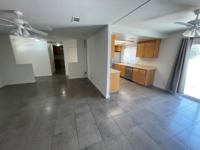 Building Photo - Charming Three Bedrooms, 2 Bathrooms Home ...