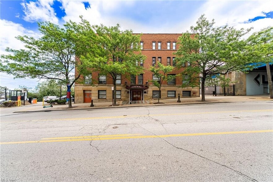 Building Photo - 1133 W 9th St