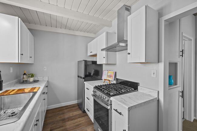 kitchen upper level - 3525 N Poinsettia Ave