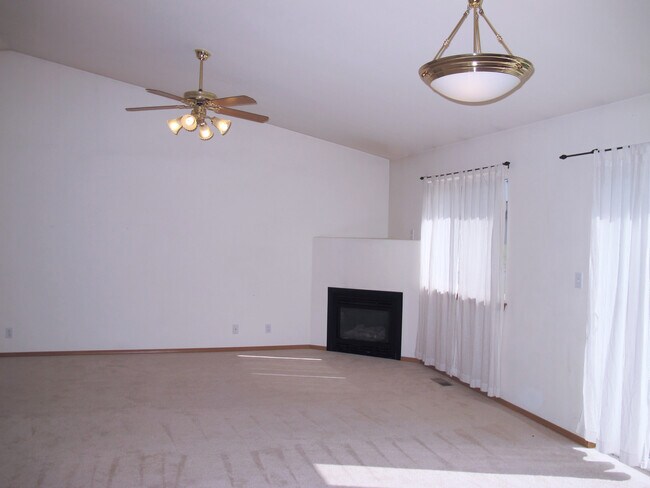 Building Photo - Charming 3 bedroom home w/master suite! Pe...