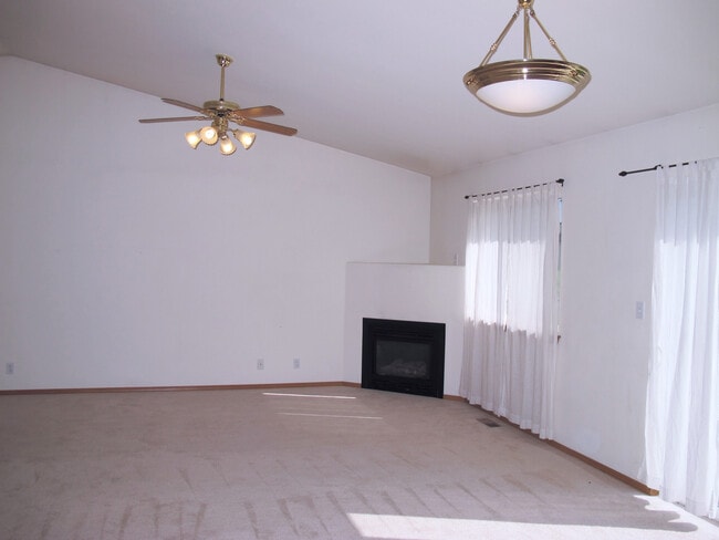 Building Photo - ***PENDING APPLICATION***Charming 3 bedroo...