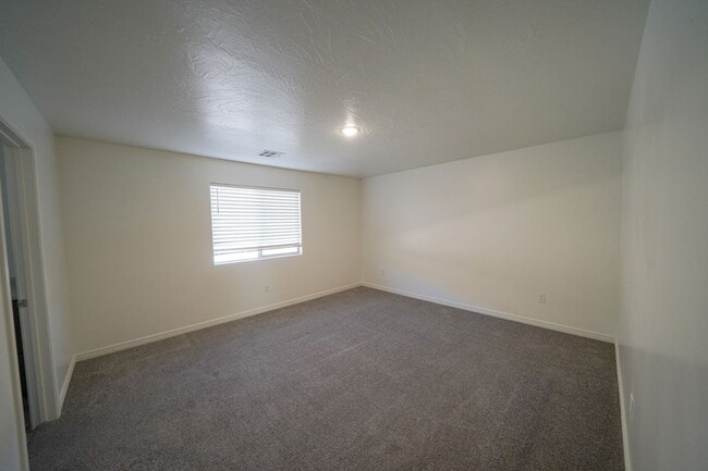 Building Photo - Spacious Townhome for Rent – Prime Location!