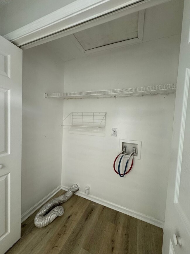 Building Photo - 3bed/2bath freshly renovated home!
