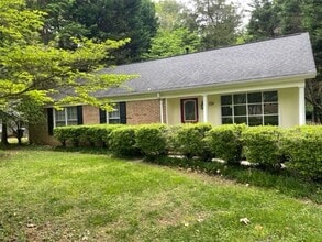 Building Photo - Nice 3 Bedroom home with great outdoor space