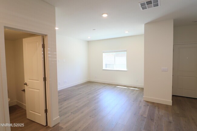 Building Photo - 5886 Grand Row Wy