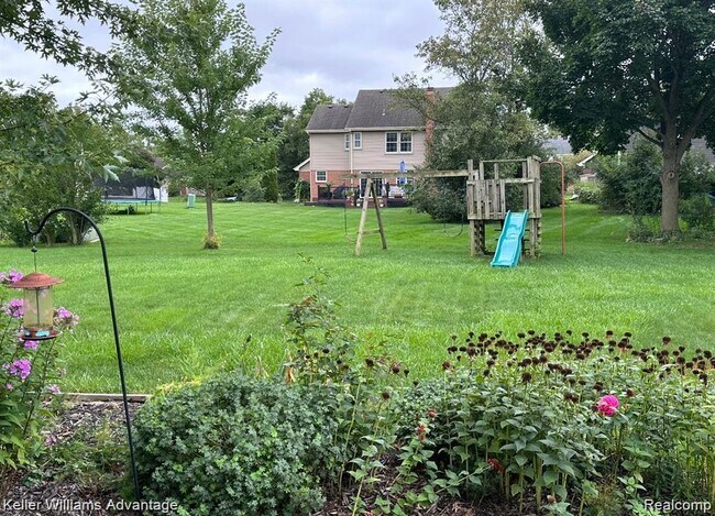 Building Photo - 45655 Larchmont Dr