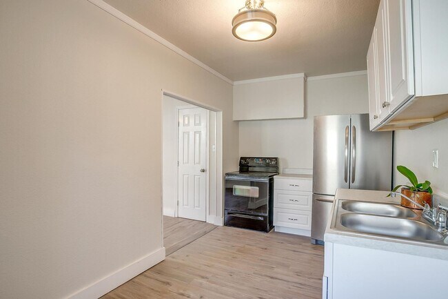 Building Photo - Newly Remodeled 2 Bed, 1 Bath Home near Hi...