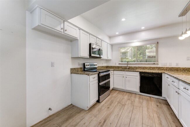Building Photo - 2114 River Village Dr