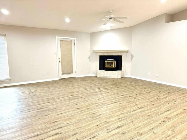 Building Photo - 305 E Mescalero Rd