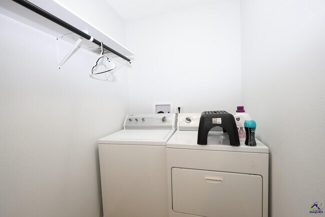 Building Photo - 205 Lake Placid Dr
