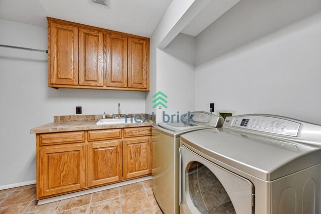Building Photo - Beautiful 4 Bed 2.5 Bath single family hou...