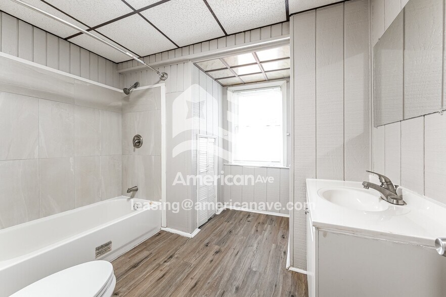 Building Photo - 211 Moore Ave