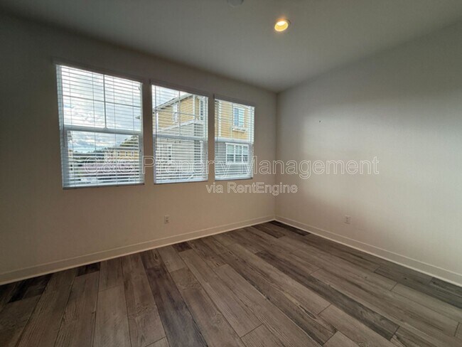 Building Photo - 374 Hansen Ter