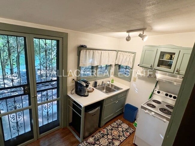 Building Photo - COZY 1 BEDROOM FULLY FURNISHED COTTAGE IN ...