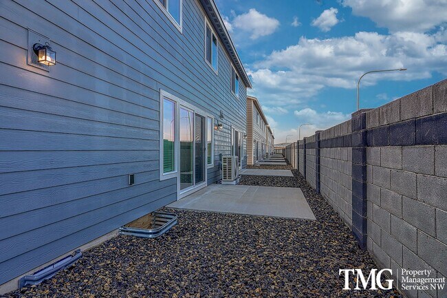 Building Photo - 977 Creer Way