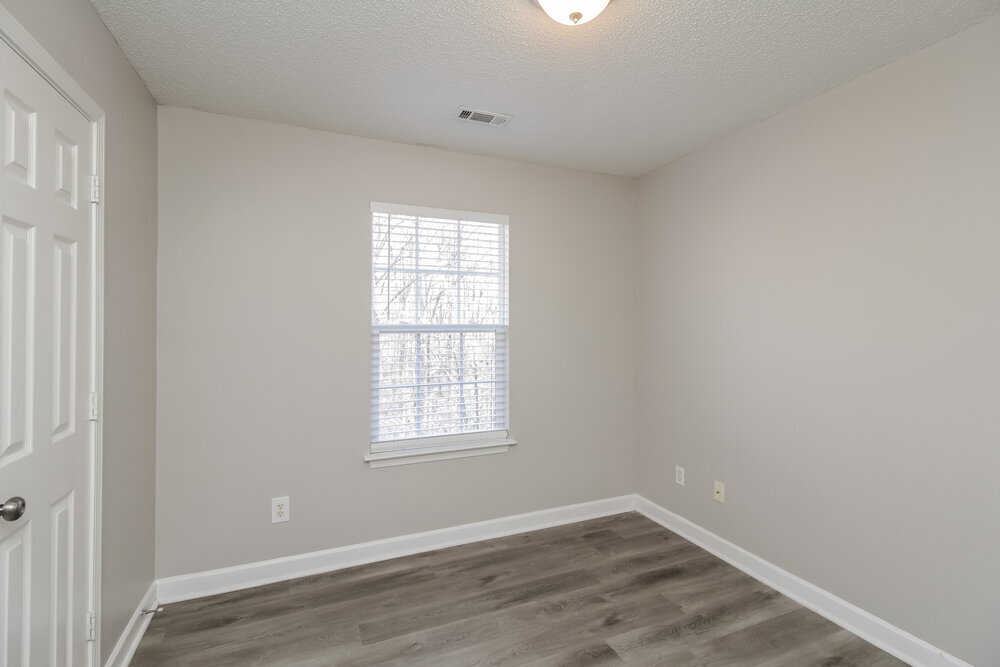 Building Photo - 520 River View Dr