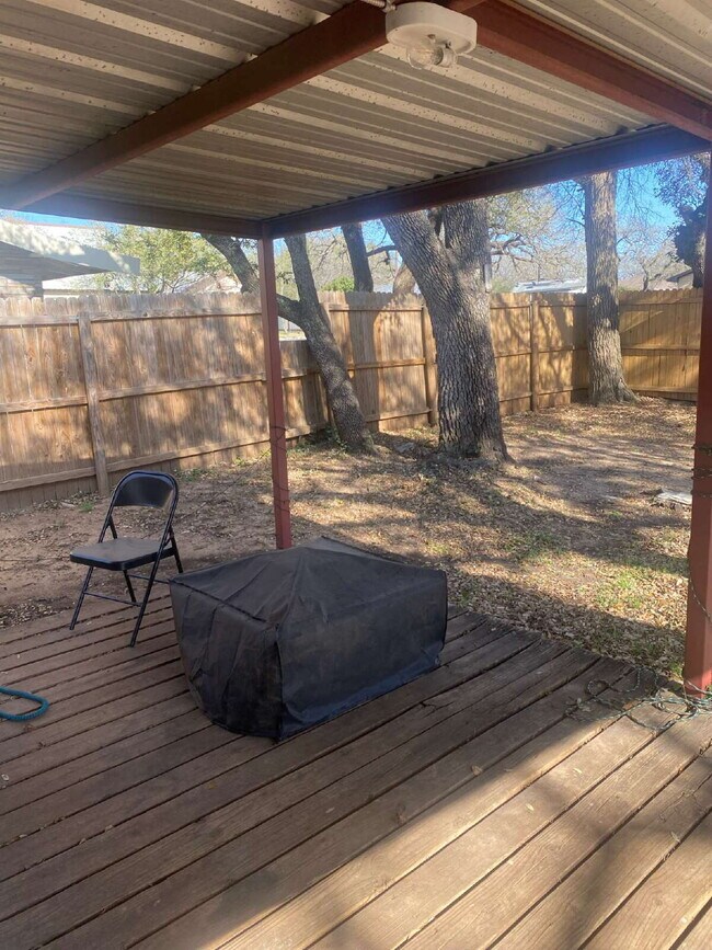 Building Photo - One bedroom home with great backyard!