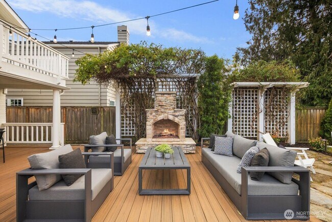 Building Photo - Exceptional Magnolia Home - Rare opportunity to live in Seattles Premier  Neighborhood