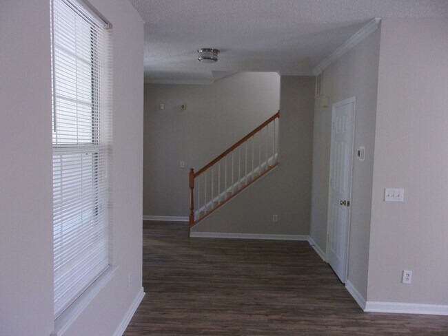 Building Photo - 3 Bedroom / 2.5 Bathroom with 2 car garage...