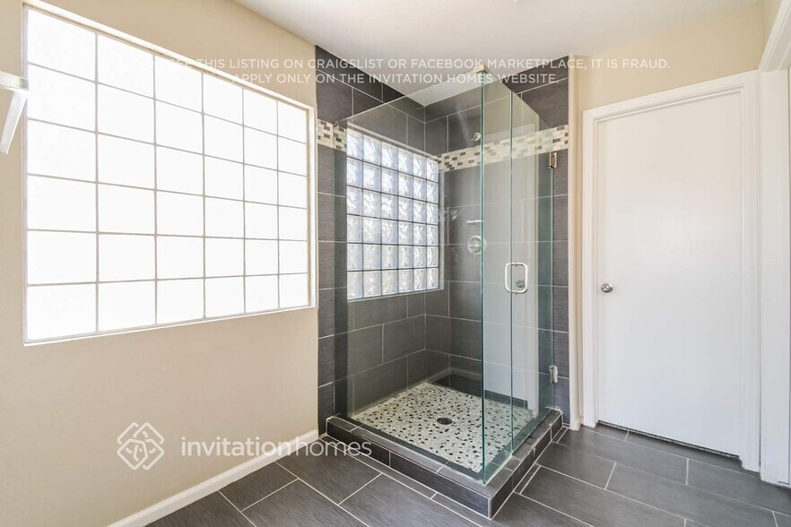 Building Photo - 1274 E Vernoa St