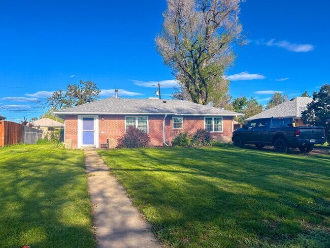 Building Photo - 3025 Holly St