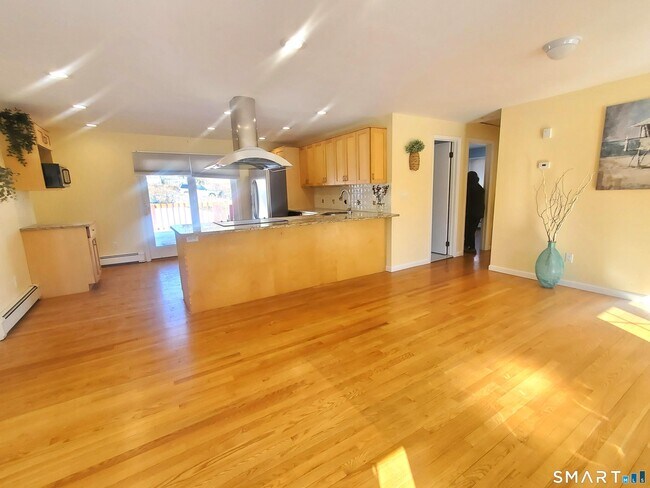 Building Photo - 42 County St