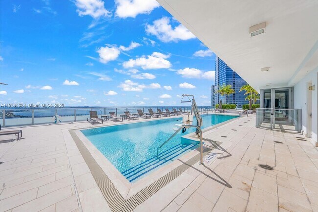 Building Photo - 1300 Brickell Bay Dr