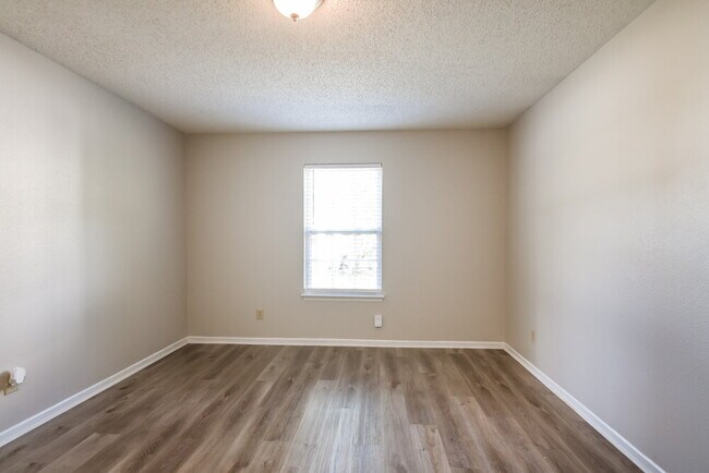 Building Photo - 526 Florence Dr