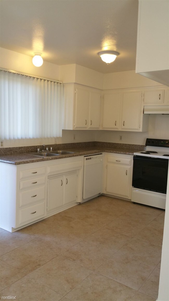 Building Photo - 2 br, 1.5 bath Townhome - 6412 Stockdale Hwy