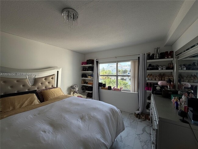 Building Photo - 400 Kings Point Dr