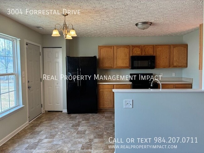 Building Photo - 3004 Forrestal Dr