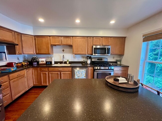 Building Photo - Stunning 3-Bedroom Townhome with 1-Car Gar...