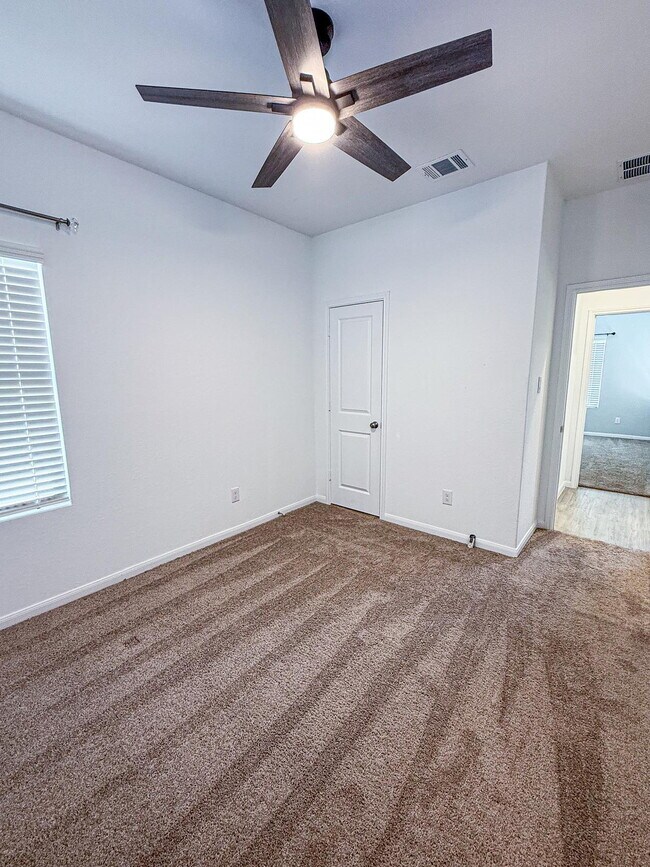 Building Photo - Charming 3-Bedroom Sanctuary with 2 Full Baths Near Lackland Air Force Base – 1469 Sq Ft of Comfo...