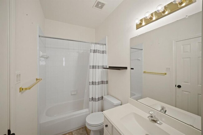 Building Photo - 5423 Lacy St