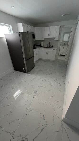 Building Photo - 560 SE 6th St