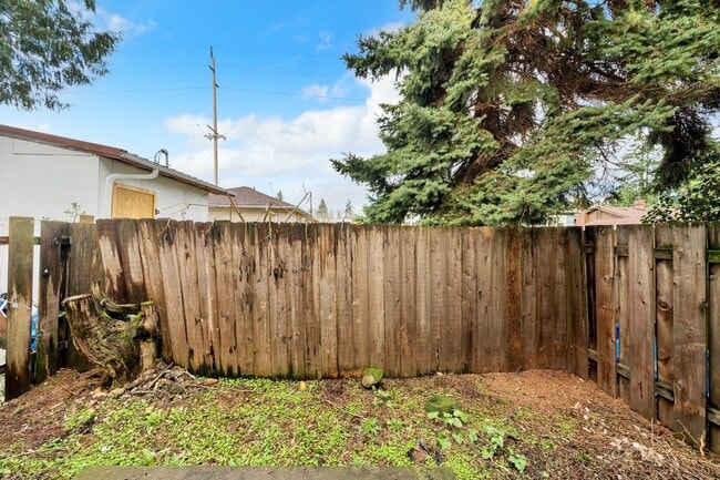 Building Photo - 99th Ave Tri-Plex-AT-4518