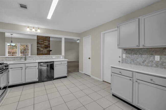 Building Photo - 10 Treadwell Ct