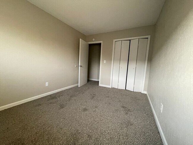 Building Photo - 3 Bed 2 Bath Townhouse, newly renovated!